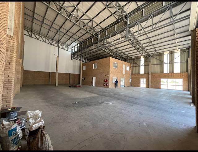 585M² WAREHOUSE TO LET IN LASER PARK